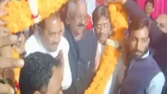 ये MP वाले गजब मंत्रीजी: पहले ओमिक्रॉन से निपटने का ज्ञान, फिर सोशल डिस्टेंसिंग की धज्जियां