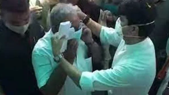 सिंधिया ने ये क्या कर दिया: पूर्व मंत्री अनूप मिश्रा को पहना दिया अपना उतारा हुआ मास्क
