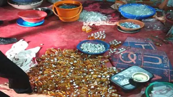 ये पॉइजन है: जबलपुर में फिटकरी, एसेंस डालकर नकली शहद बना रहे,  4 महिलाएं पकड़ीं