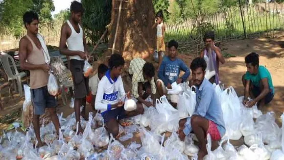 कोरोना आपदा में गरीबों के देवदूत बने अनिल: स्कॉलरशिप की राशि से बांटा राशन, बाइक को बनाया एंबुलेंस  