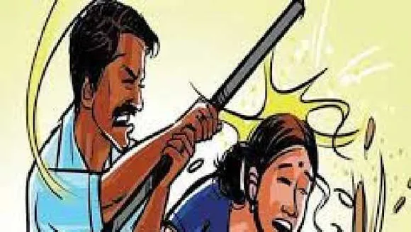 चरित्र शंका में बर्बरता: महिला को पति ने सड़क पर बुरी तरह पीटा, युवक पर भी डंडे बरसाएं