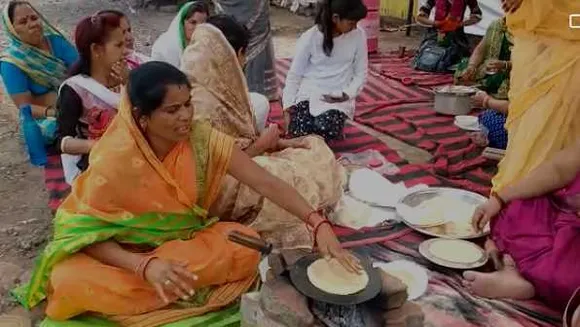 महिला कांग्रेस ने जताया विरोध:  महिलाओं ने गैस सिलेंडर को उल्टा रखकर, चूल्हे पर बनाई दाल-रोटी 