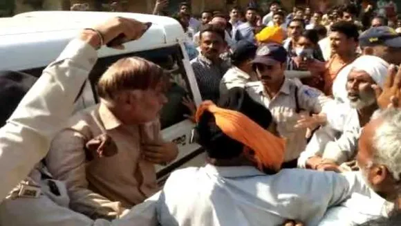 खाद: अशोकनगर में SADO से हाथापाई, सागर में MLA बोले- हमारा खाद उपचुनाव क्षेत्र में भेजा
