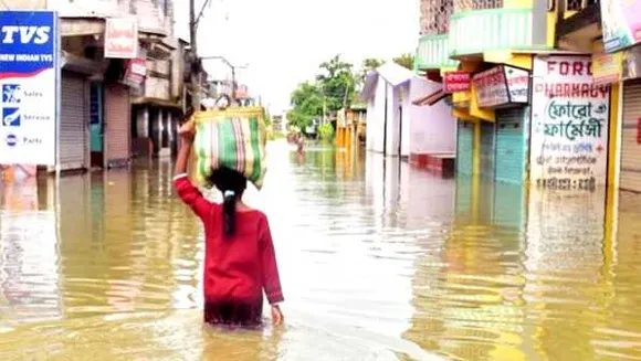 MP में बाढ़ से बर्बादी: घर मिट्टी में मिले, सारा सामान खराब; लोग सड़ा अनाज सुखा रहे 