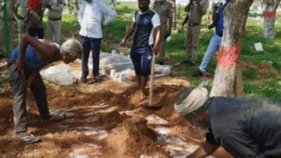 छतरपुर: कब्र से निकाली युवती की लाश, पिता का आरोप- लव जिहाद के बाद हत्या
