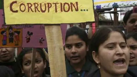 मोदी राज की योजनाओं पर दीमक चढ़ाता बाबू तंत्र, कई "सरकारों" से हांफती दिल्ली, परेशान लोग
