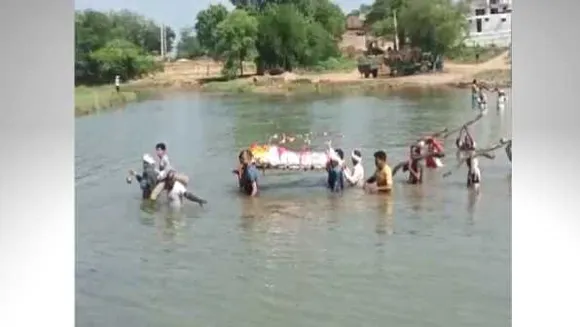 ग्वालियर: मुखाग्नि देने के लिए नदी पार करते है लोग, कई बार लगा चुके है प्रशासन से गुहार
