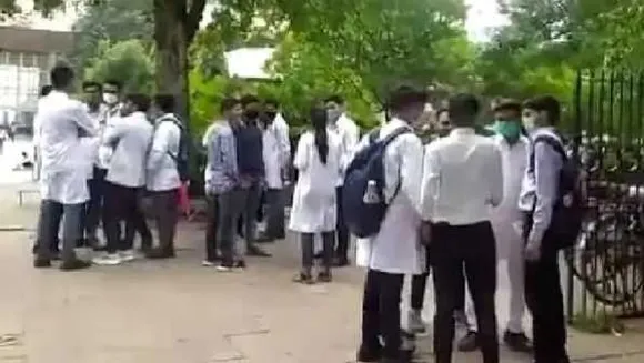 विरोध प्रदर्शन: MBBS के SC के छात्रों की स्कॉलरशिप में कटौती, 2 लाख तक बढ़ेगा फीस का बोझ