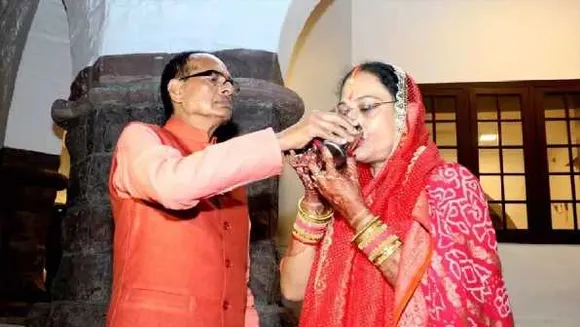 करवा चौथ स्पेशल: देशभर में मनाया गया व्रत, CM ने लिखा-प्रेम और सम्मान से परिवार चलता है