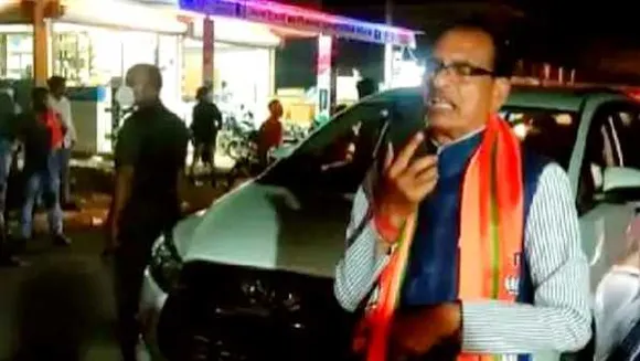 शिवराज का अंदाज: खंडवा जाना था, पुनासा में ही लेट हो गए, सड़क पर मोबाइल पर ही भाषण दिया