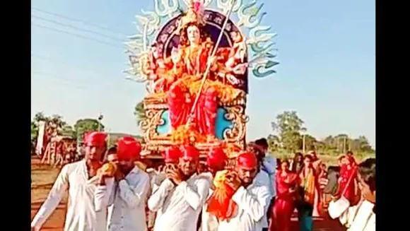 अनोखा विसर्जन और दशहरा: गुना में प्रतिमा को 8 किमी लेकर चले; सागर में 1 मिनट में जला रावण