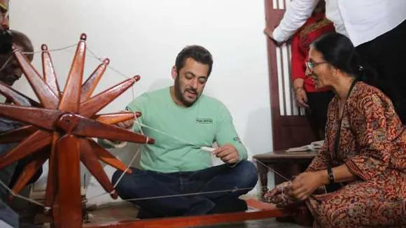 फिल्म प्रमोशन: अंतिम के प्रमोशन के लिए सलमान पहुंचे साबरमती आश्रम, बापू का चरखा चलाया