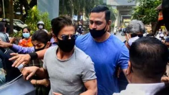 आर्यन ड्रग केस: शाहरुख खान को मिली नसीहत, एंकर वकार जाका- भारत छोड़ पाकिस्तान आओ 