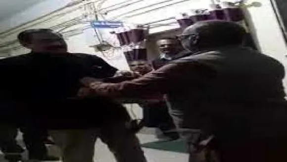 MP:रिटायरमेंट पर डिप्टी रजिस्ट्रार को कर्मचारियों ने दी जूते की माला,मुर्दाबाद के नारे लगे