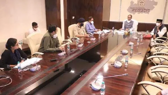 स्कूल खुलते ही बढ़े केस: शिवराज की अफसरों संग बैठक, बोले- ये संकेत हैं, सावधान हो जाएं