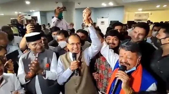 विधानसभा परिसर में भुट्टा पार्टी: शिवराज ने कैलाश संग गाया...'ये दोस्ती हम नहीं तोड़ेंगे' 
