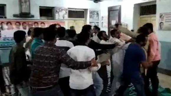 उपचुनाव की तैयारी: खंडवा में कांग्रेसी कार्यकर्ताओं की आपसी तकरार, प्रदेश पदाधिकारियों ने छोड़ी बैठक