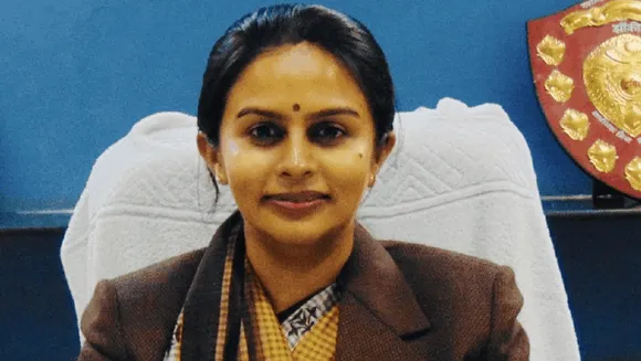 अफसर बनी डॉक्टर: झुग्गी में युवती बोली- कलेक्टर हो? तैयारी की और IAS बन गईं
