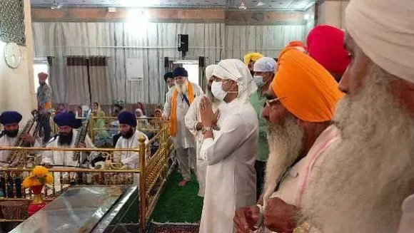 MP: दाता बंदी छोड़ गुरुद्वारे पर सिंधिया ने टेका माथा, बोले- सेवा की प्रेरणा मिलती है