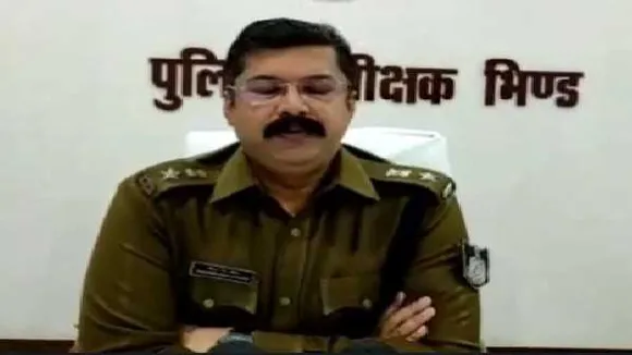 
भिंड: मंत्री भदौरिया के गांव में चल रही थी अवैध शराब की फैक्ट्री, पुलिस ने कार्रवाई की
