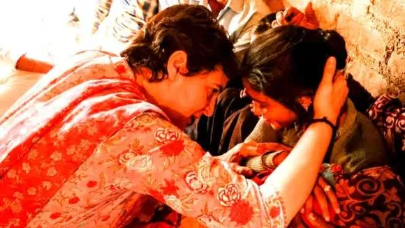 यूपी में भी खाद संकट: ट्रेन से ललितपुर पहुंचीं प्रियंका, मृतक किसानों के परिजन से मिलीं