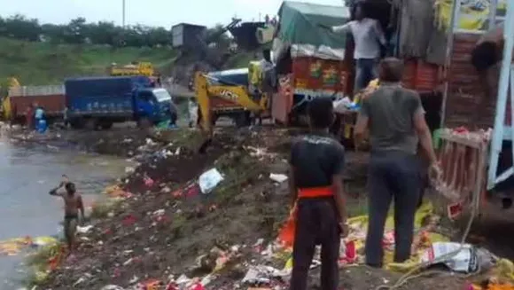 ये बप्पा का अपमान है: इंदौर निगम कर्मियों ने ट्रक से फेंकी गणेश जी की मूर्तियां, 7 निलंबित
