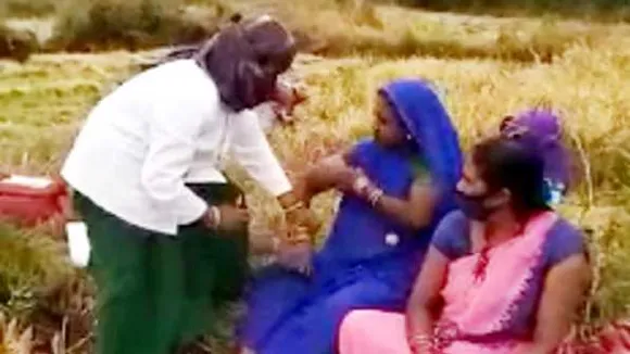 vaccine: मजदूर बहाना बनाकर नहीं लगवा रहे थे टीका, वैक्सीनेशन टीम हसिया लेकर खेत में उतरी