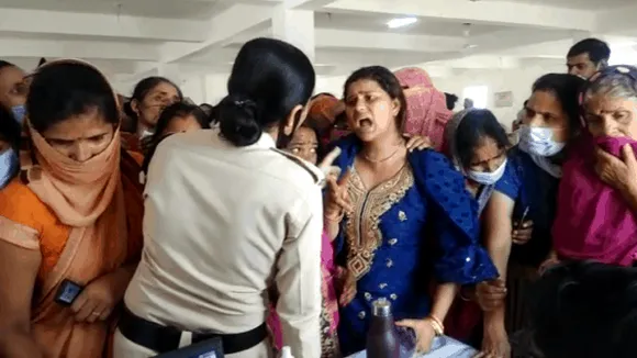 वैक्सीनेशन सेंटर पर हंगामा: मुरैना में टीका लगवाने आई भीड़ बेकाबू, पुलिस भी नहीं कर पाई कंट्रोल
