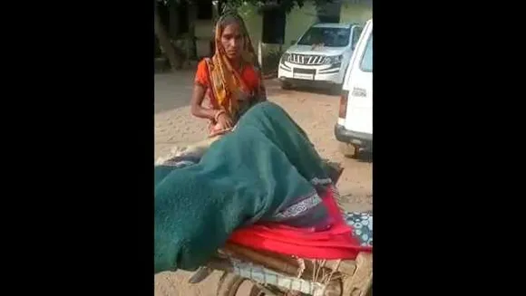 देवास: एंबुलेंस नहीं मिली तो पिता ने बाइक पर खटिया बांधी और बेटी को अस्पताल ले गया
