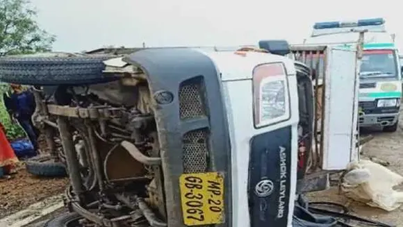 जबलपुर में हादसा: लोडिंग गाड़ी पलटने से एक महिला की मौत, 15 मजदूर घायल
