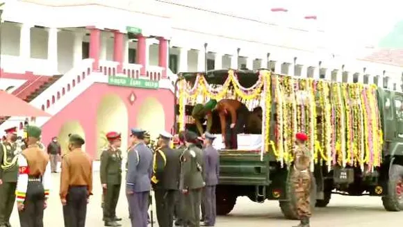 कहां तुम चले गए: CDS रावत समेत 13 पार्थिव वेलिंगटन में रखे गए, दिल्ली लाए जाएंगे, अंतिम संस्कार कल

