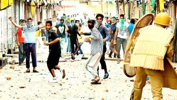 J&K: सरकार का आदेश- पत्थरबाजों को ना तो नौकरी मिलेगी और ना ही पासपोर्ट