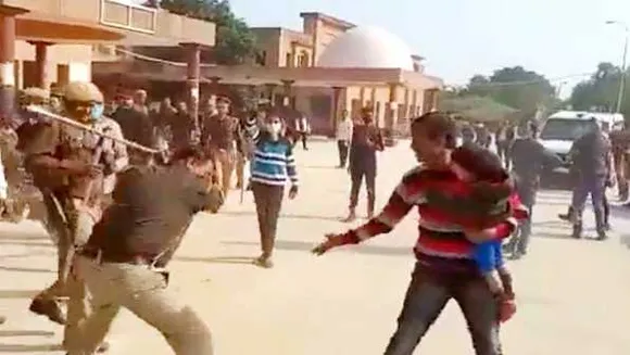 वाह रे UP पुलिस: बेटी गोद में थी, बोला- बच्चे को लग जाएगी, पर लट्ठ बरसता रहा
