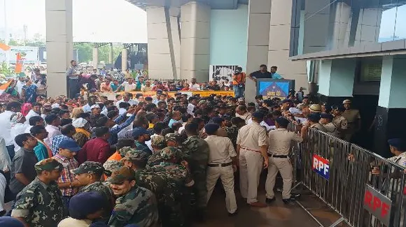 छत्तीसगढ़ में कांग्रेस का रेल रोको आंदोलन, रायपुर में पटरी पर लेट गए नेता, रेल गाड़ियों के परिचालन रद्द किए जाने का विरोध