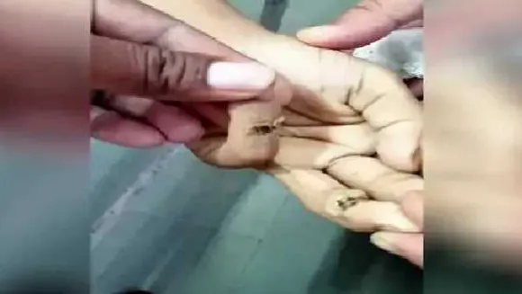 लापरवाही भारी पड़ी: मोबाइल चार्जर लगाते समय चिपक गई अंगुलियां, किशोरी की मौत

