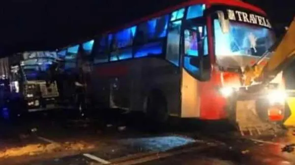 UP में बड़ा हादसा: बस- ट्रेलर की टक्कर में 18 लोगों की मौत, 23 लोग घायल, 150 यात्री बस में थे
