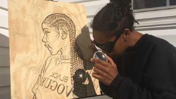 
अनूठी पेंटिंग: न कैनवास, न कलर सिर्फ सूरज की रोशनी से बनाती हैं पेंटिंग 

