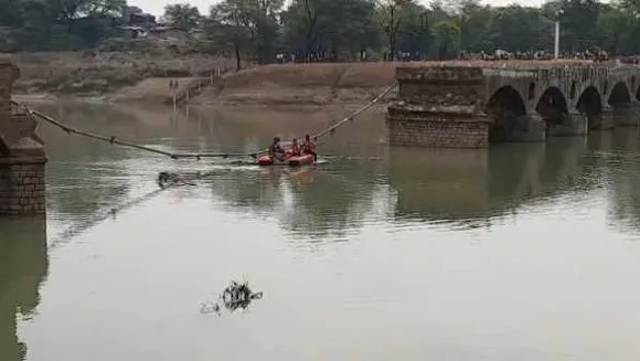 शिवपुरी: सिंध नदी पर बना 100 साल पुराना पचावली का पुल ढहा, सैकड़ों गांवों से टूटा संपर्क