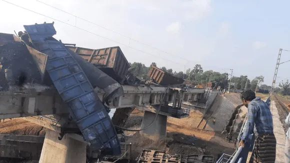 नदी में गिरे मालगाड़ी के डिब्बे: अनूपपुर में आलान नदी के पुल पर मालगाड़ी के 20 डिब्बे पटरी से उतरे

