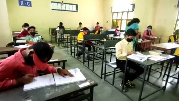 50 % क्षमता से खुले मिडिल स्कूल: क्लासेस शुरू, पहले दिन 15 फीसदी छात्र भी नहीं पहुंचे 

