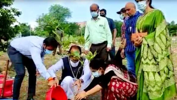 भोपाल: UPSC में 2nd रैंक आईं जागृति के साथ शिवराज ने पौधा लगाया, 13 को सम्मान होगा