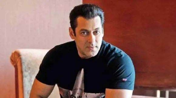 ट्रक भर के पहुंचाई मदद: बाढ़ पीड़ितों के लिए आगे आए सलमान, बांट रहे राशन 