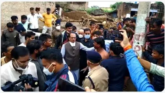 बाढ़ पीड़ितों से मिले CM शिवराज: बोले- आंखों में आंसू की जरूरत नहीं, हर नुकसान की भरपाई करेंगे