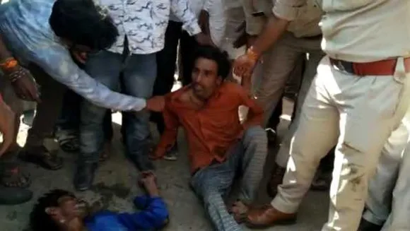 MP में खाद की मारामारी: CM के जिले में सड़क पर लेटे किसान, अशोकनगर में चक्काजाम