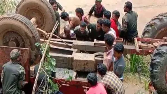 दंतेवाड़ा: तालाब में ट्रेक्टर ट्रॉली गिरने से 4 ग्रामीणों की मौत, आदिवासी दिवस के कार्यक्रम में शामिल होने जा रहे थे 