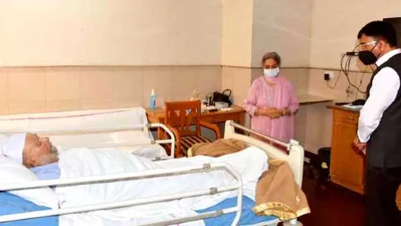 दिल्ली: इलाज कराते मनमोहन की फोटो लीक पर बेटी बोलीं- पेरेंट्स जू के जानवर नहीं