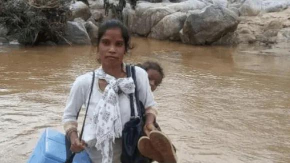 झारखंड की बेटी: टीकाकरण के लिए रोज 35 km चलती है, कंधे पर बच्चा और वैक्सीन बॉक्स  