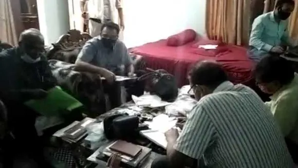 मुरैना में लोकायुक्त का छापा: 3 करोड़ का बंगला, अफसर के घर से 8 लाख कैश, सोना बरामद
