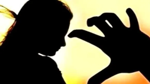 रतलाम: कॉलेज प्रशासक पर छेड़छाड़ का आरोप, लोग पीटते हुए जुलूस निकालकर थाने ले गए
