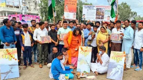 कांग्रेस का अनोखा प्रदर्शन: खराब सड़कों का पूजन, गड्‌ढों को दिया CM, मंत्रियों का नाम